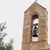Ci basta quindi alzare la testa per ammirare il trecentesco campanile che sovrasta l�abbazia: � a cuspide con l�ampia apertura ogivale che ospita due campane